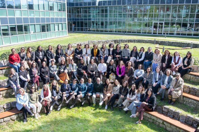 Integrantes brasileiras e equipe do o Instituto Europeu de Administração de Empresas (Insead), na França