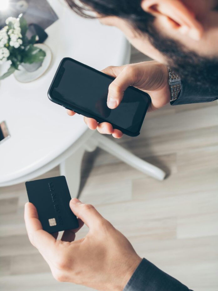 Foto: Mikhail Nilov Ataques cibernéticos desafiam segurança digital bancária