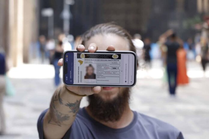 Cerca de 380 mil motoristas abriram mão da versão impressa